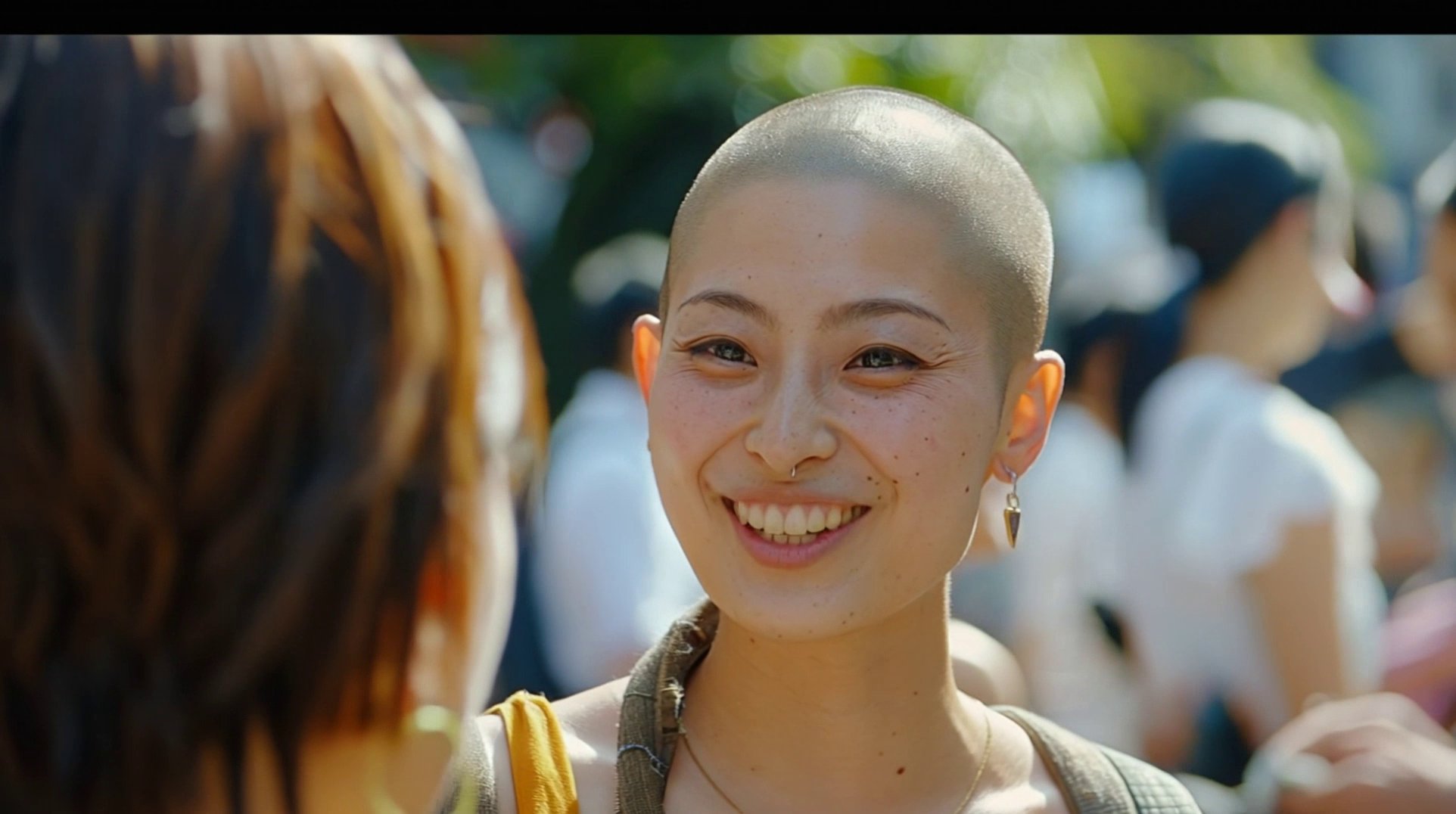 坊主頭の魅力、これがスキンヘッド女子の真骨頂！